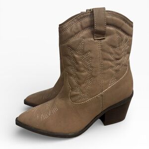 Bamboo Western Ankle Boots Tan Embroidered Block Heel 5.5 Festival Cowboy